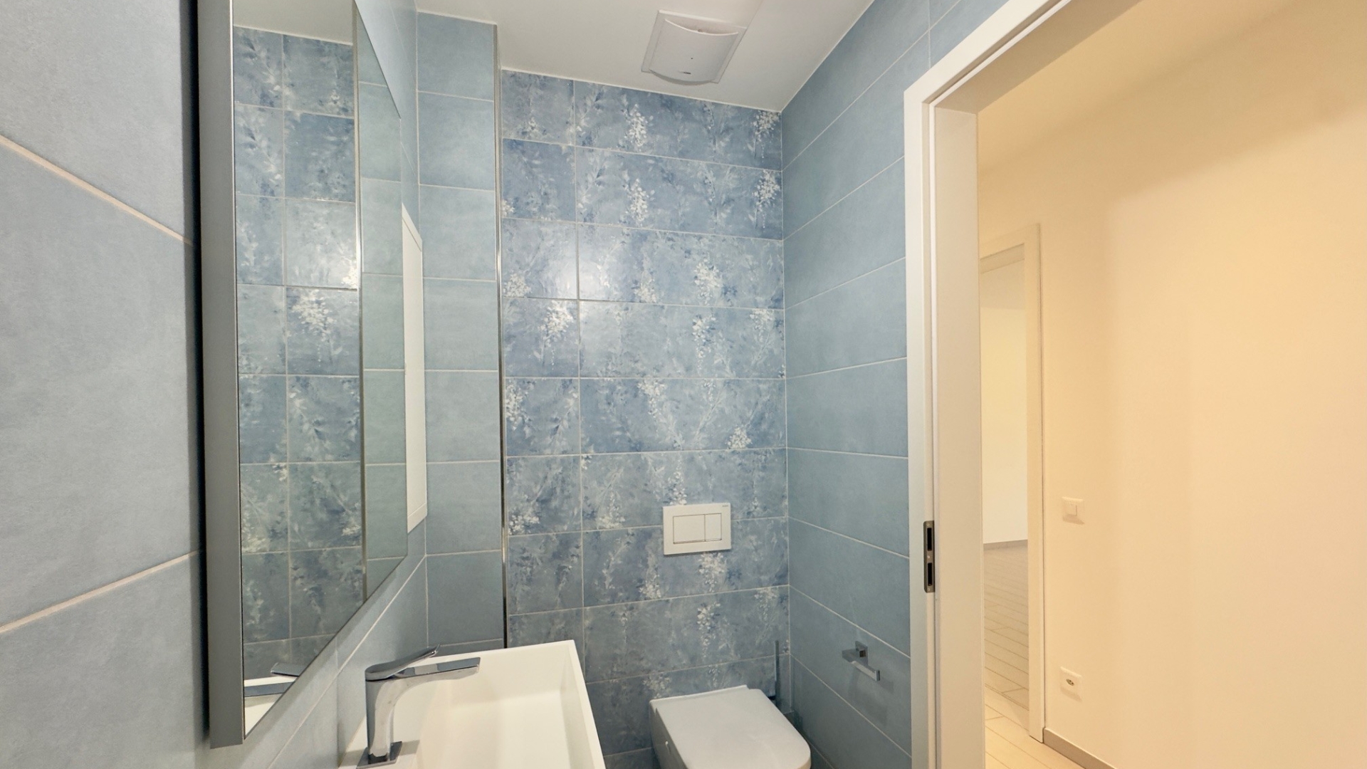 Modernes Badezimmer mit blauen Fliesen