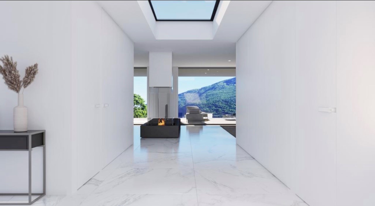 Moderner Flur mit Oberlicht und Bergblick