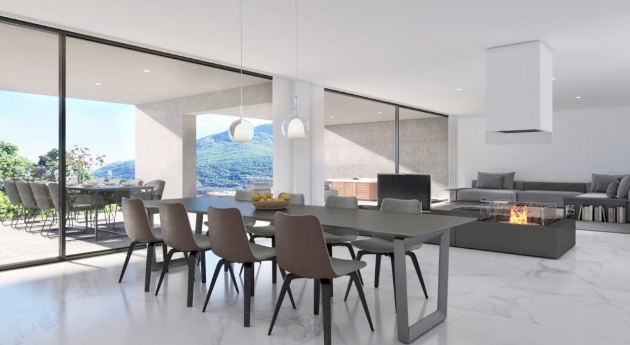 Offener Wohn- und Essbereich mit Terrasse und Bergblick