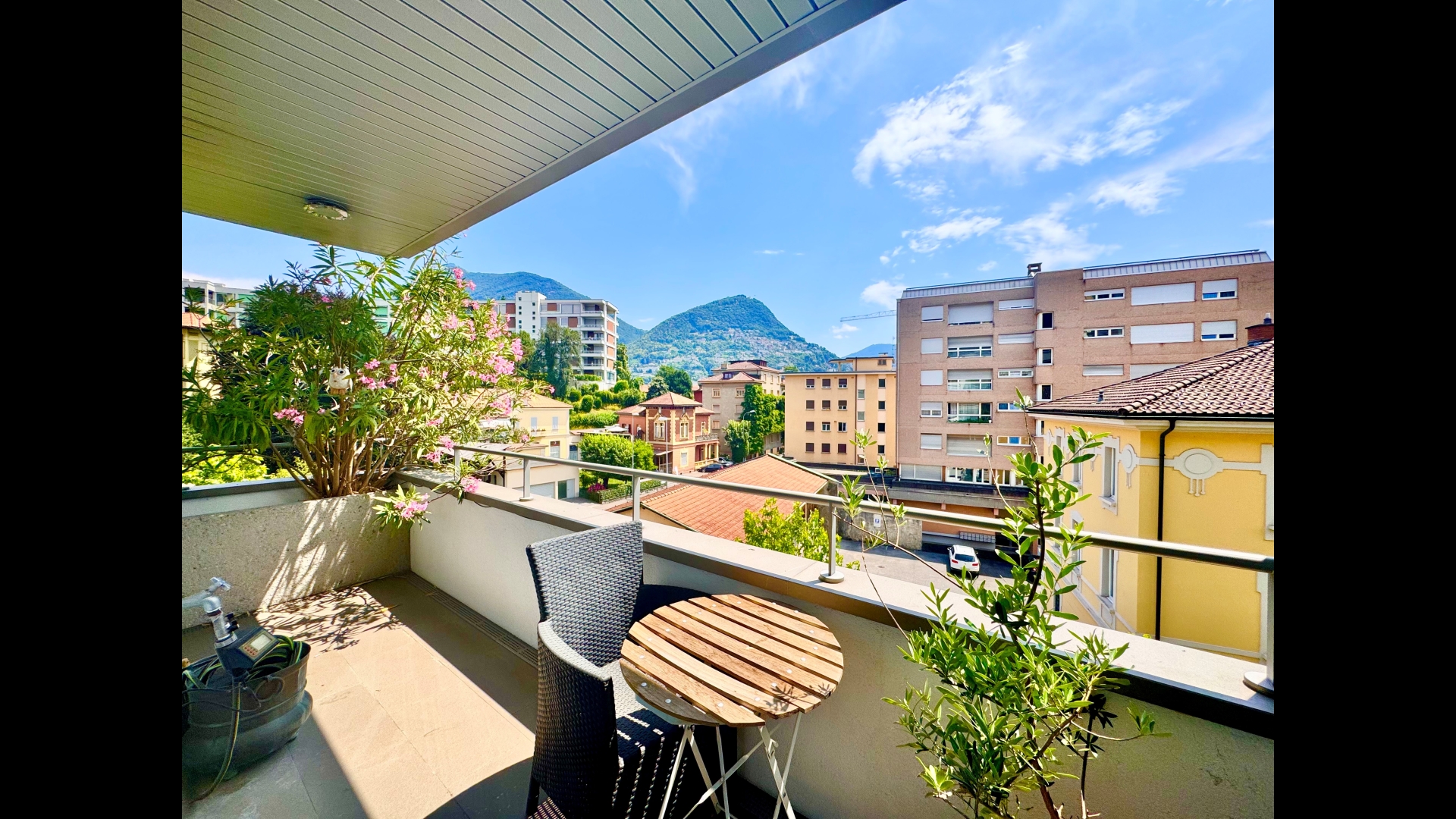 Balkon mit Bergblick