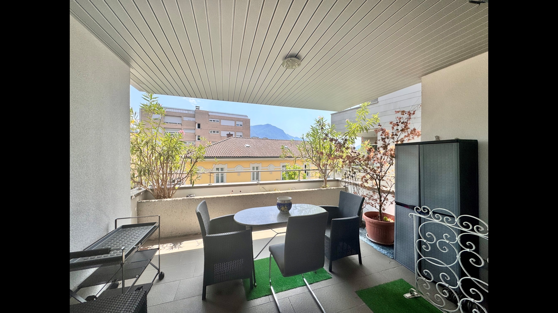 Überdachte Terrasse mit Ausblick