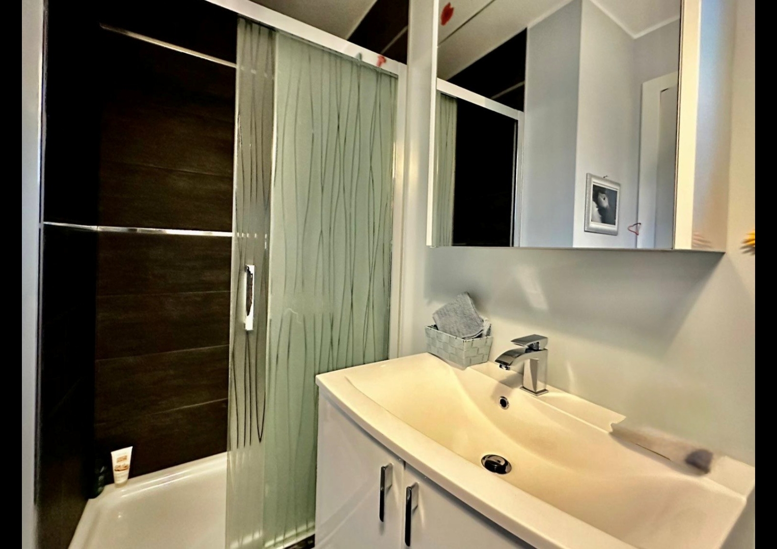 Badezimmer mit Badewanne und Waschtisch