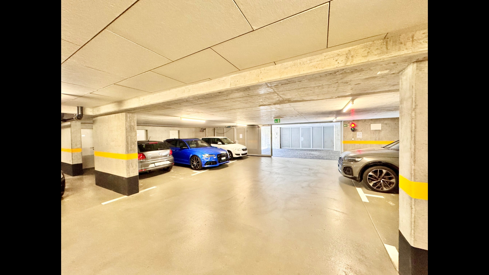Tiefgarage mit parkenden Fahrzeugen