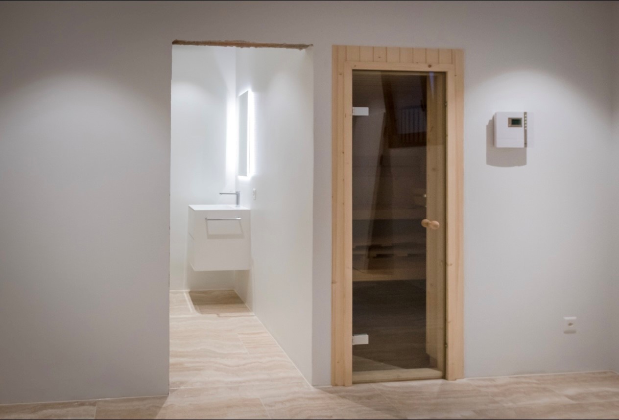 Moderner Innenraum mit Sauna- oder Wellnessbereich