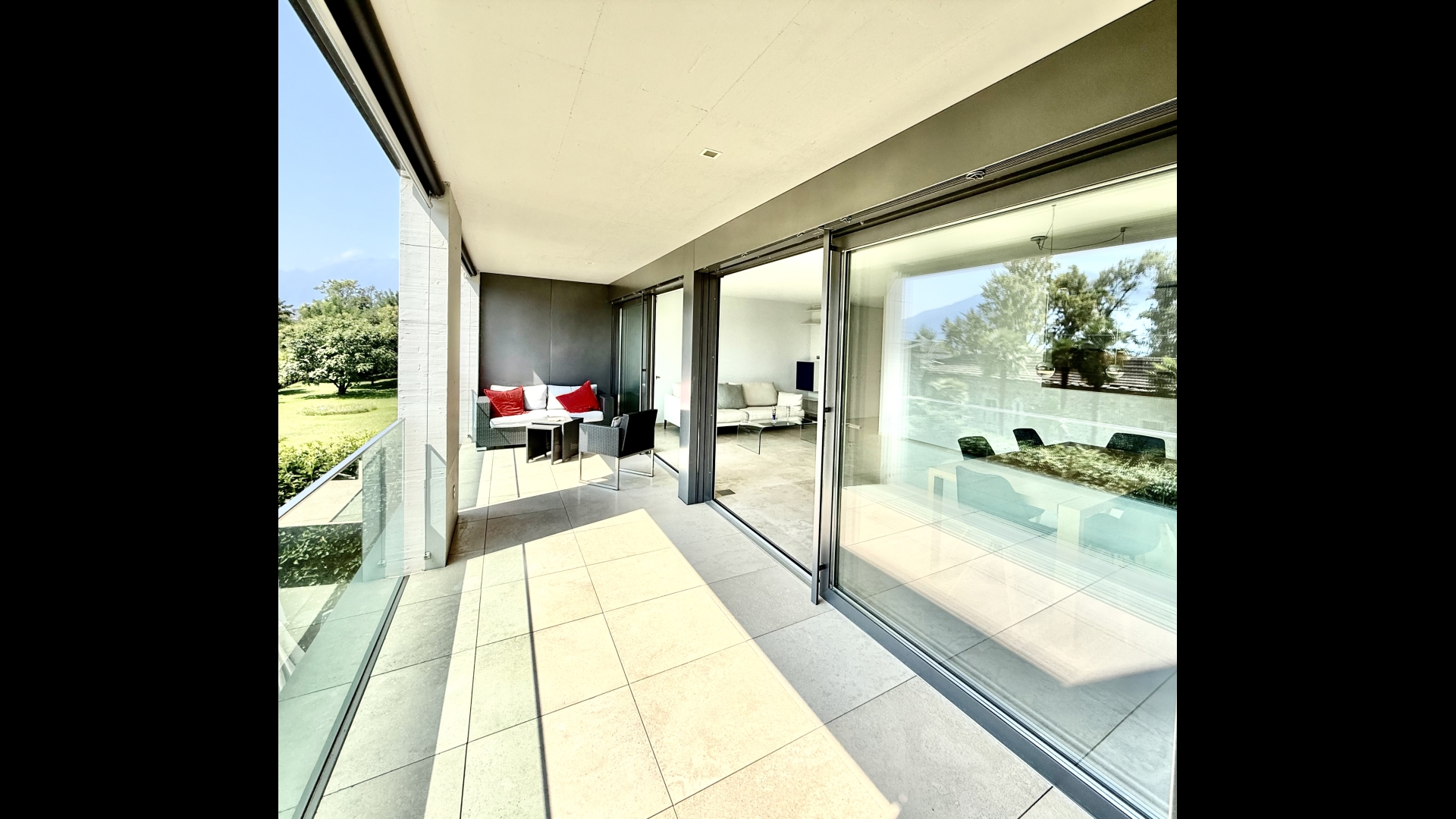 Überdachter Balkon mit Glasgeländer