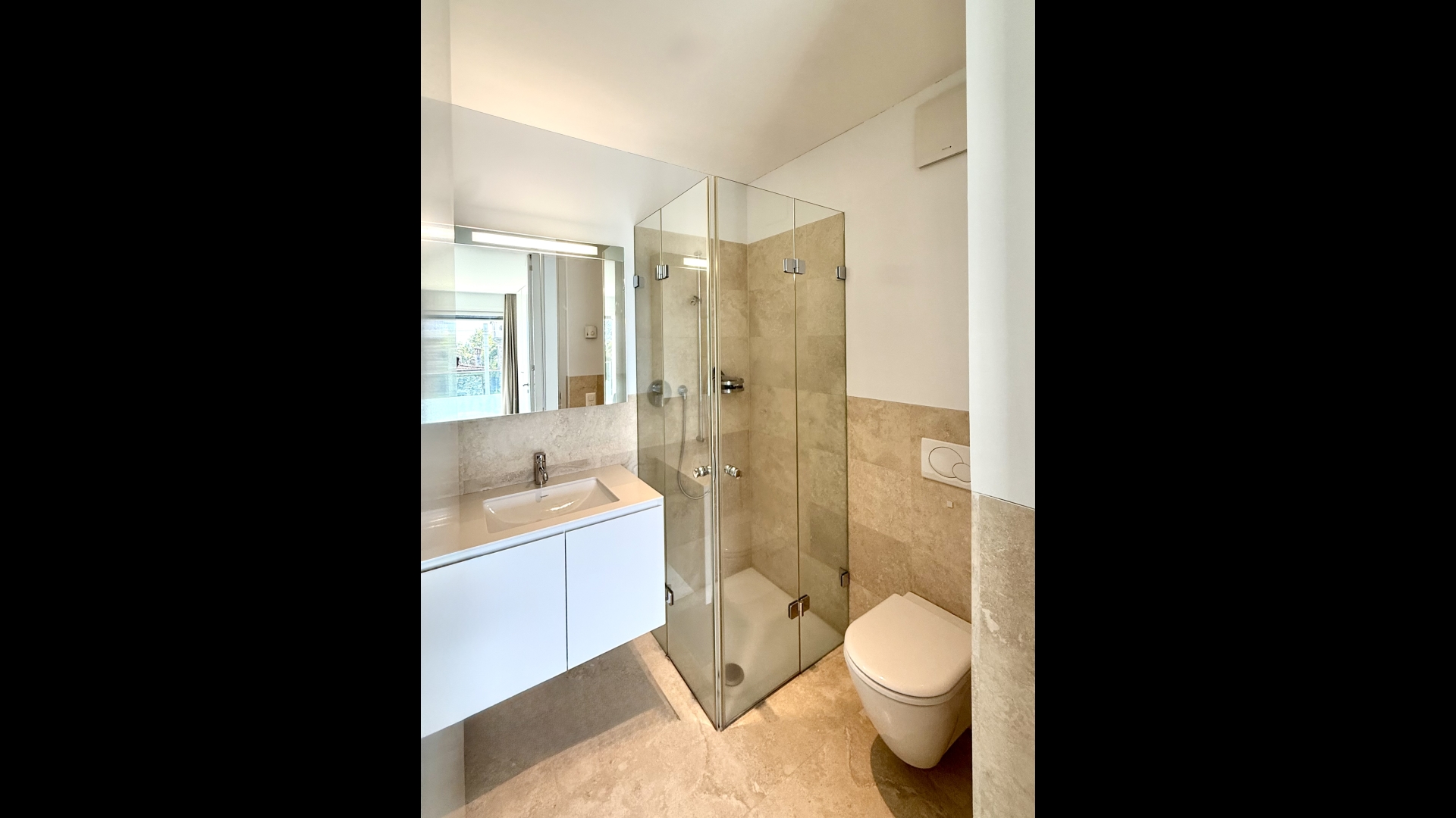 Modernes Bad mit Glasdusche und Wand-WC