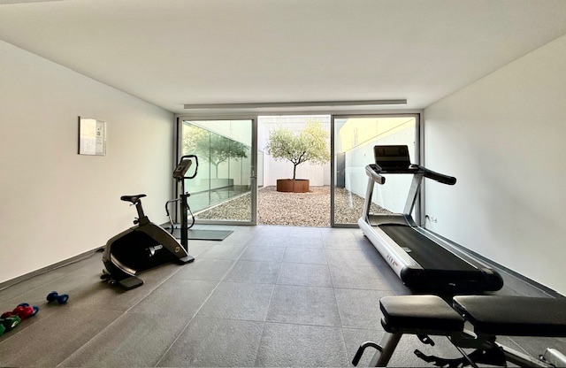 Fitnessraum mit Blick in den Innenhof