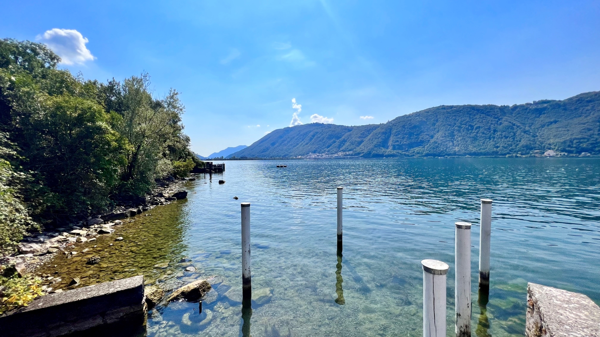 Seeblick mit Ufer und Bergen