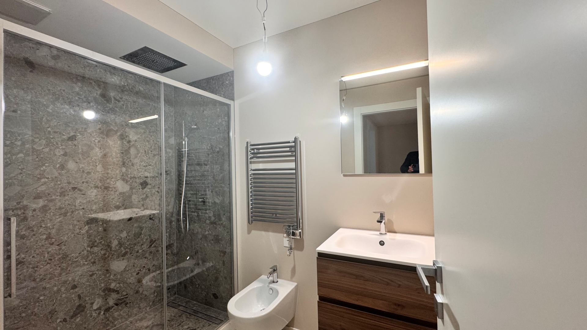 Modernes Badezimmer mit Dusche und Waschtisch