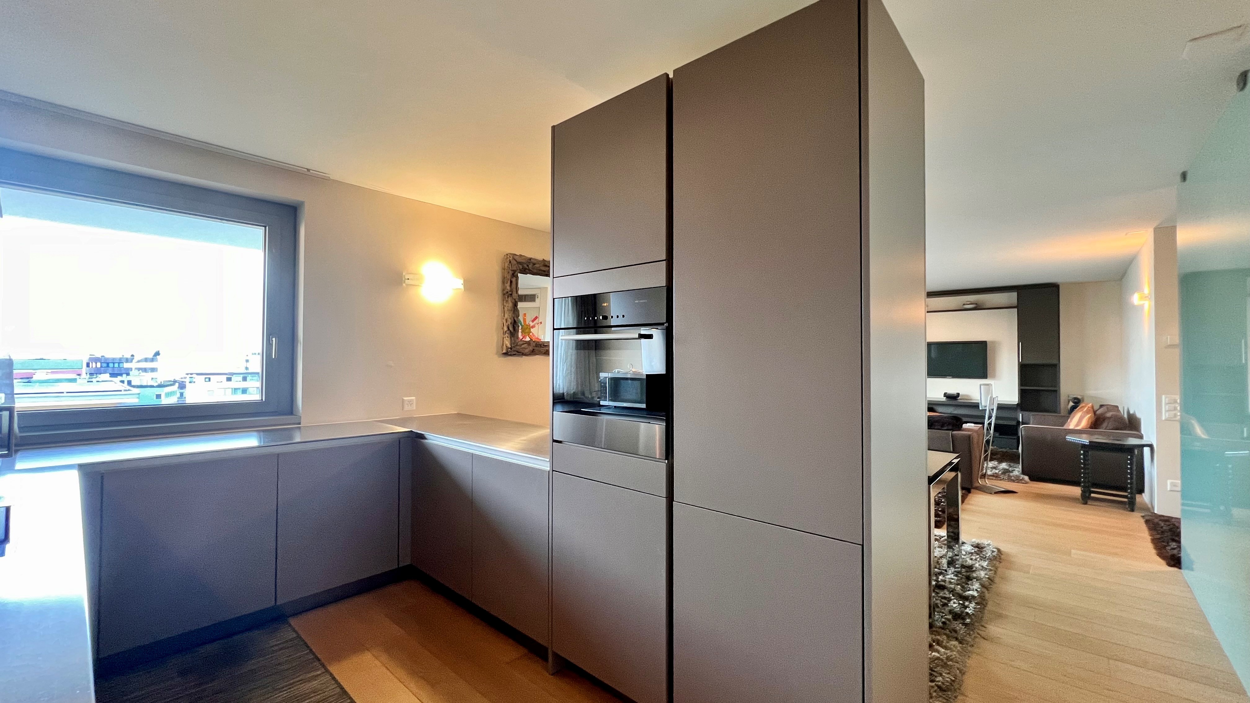 Moderne Küche mit Blick in den Wohnbereich