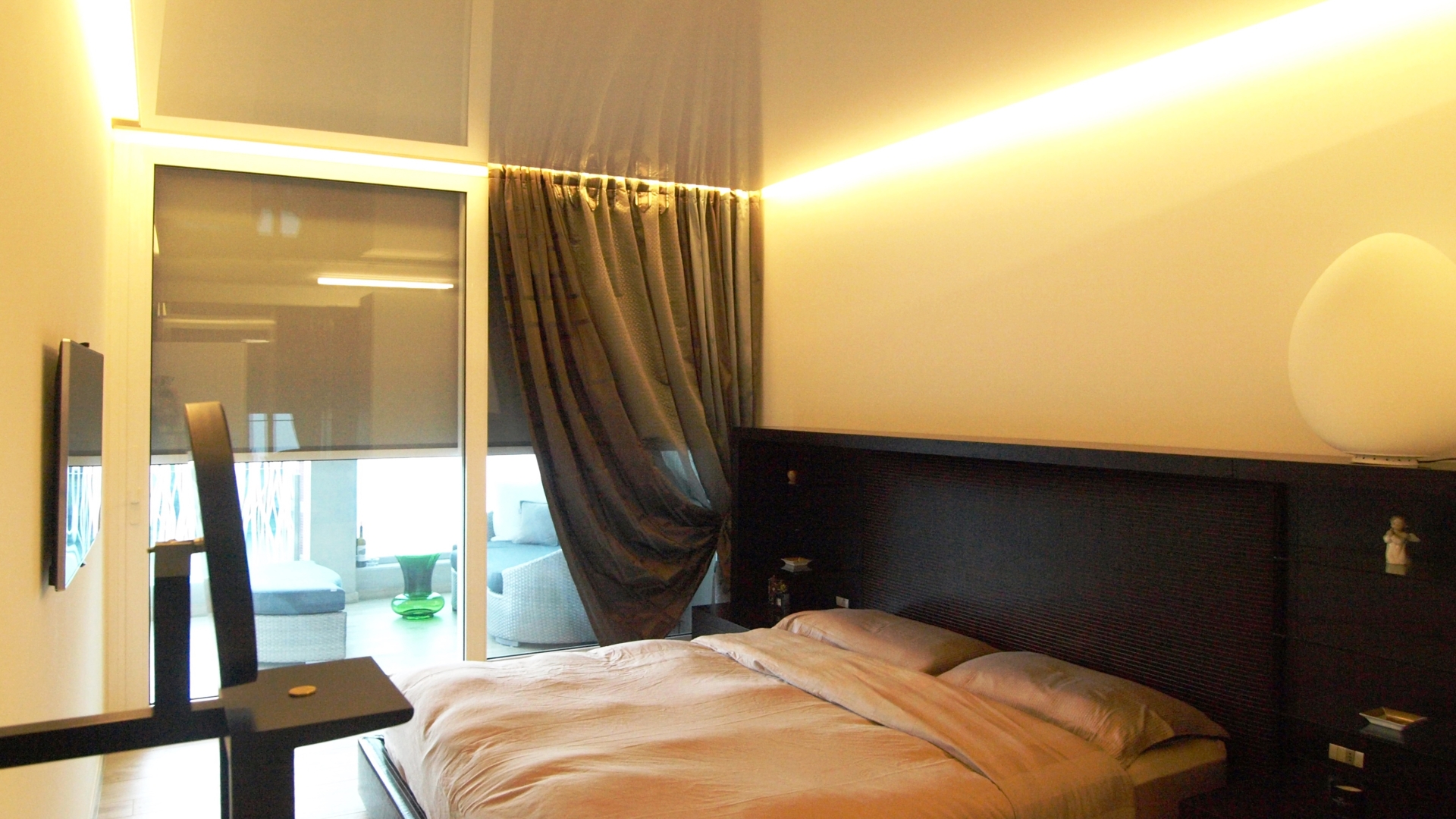Modernes Schlafzimmer mit Glasfront