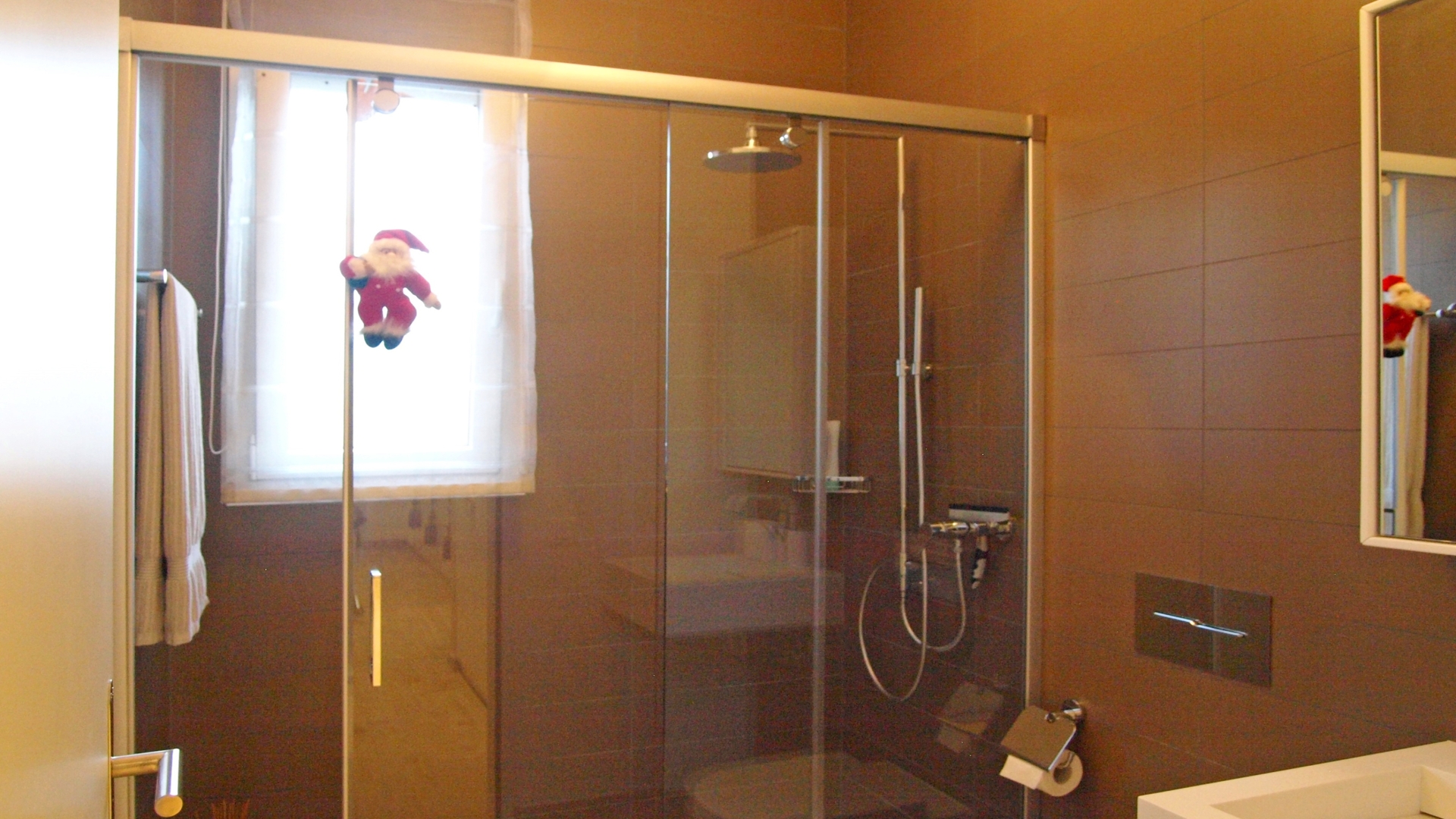 Modernes Badezimmer mit Glasdusche