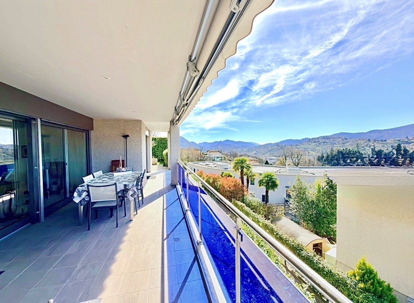 Große Terrasse mit Bergblick