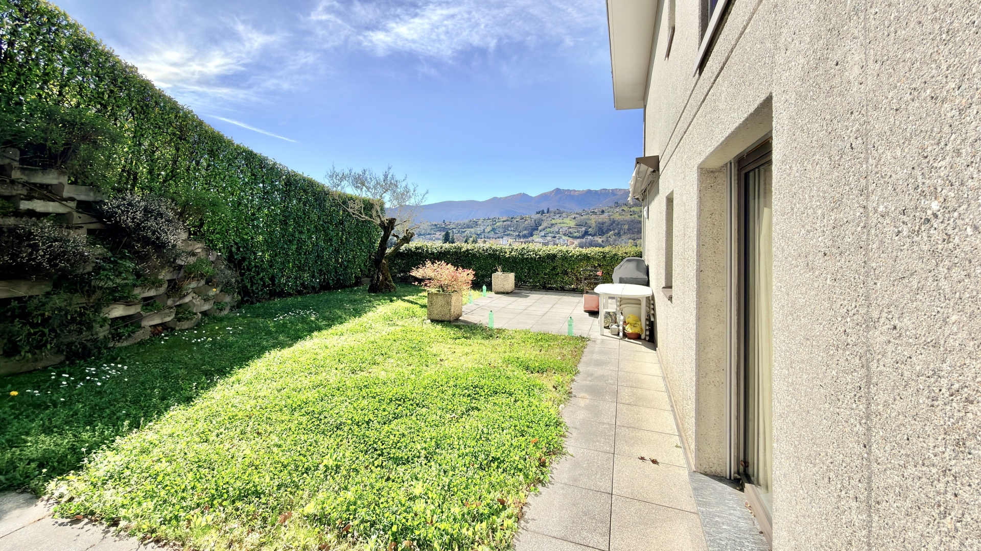 Garten mit Terrasse und Bergblick