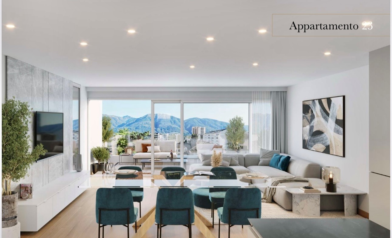 Helles, modernes Wohn-Esszimmer mit Balkonblick