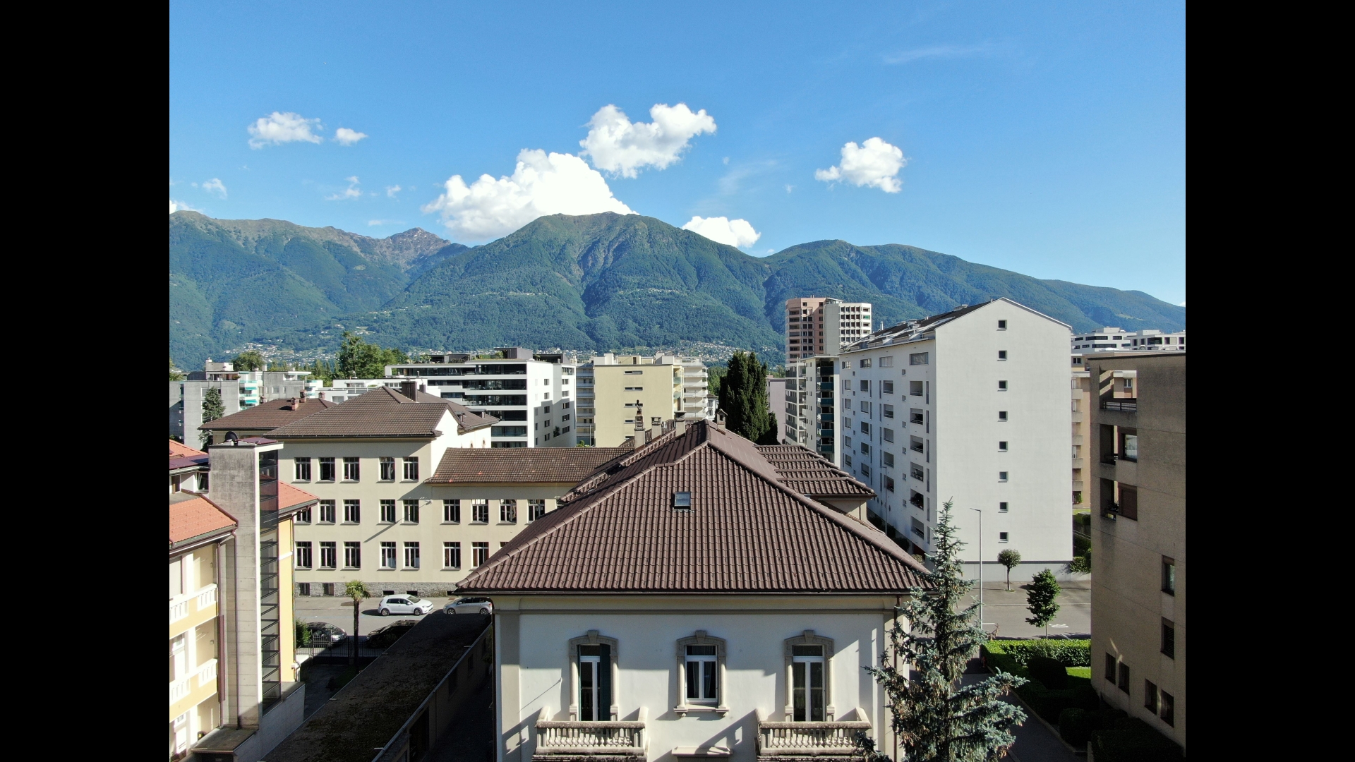Stadt- und Bergblick von oben