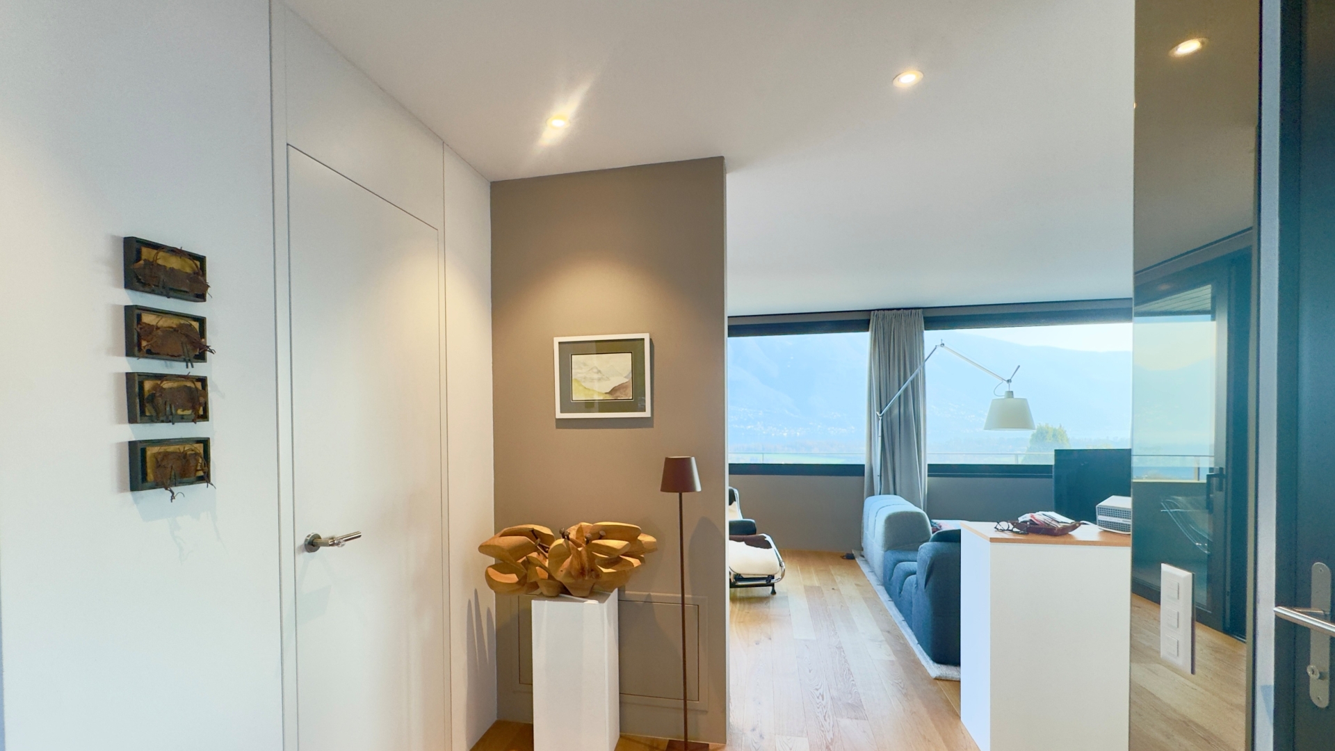 Helles Schlafzimmer mit Bergblick
