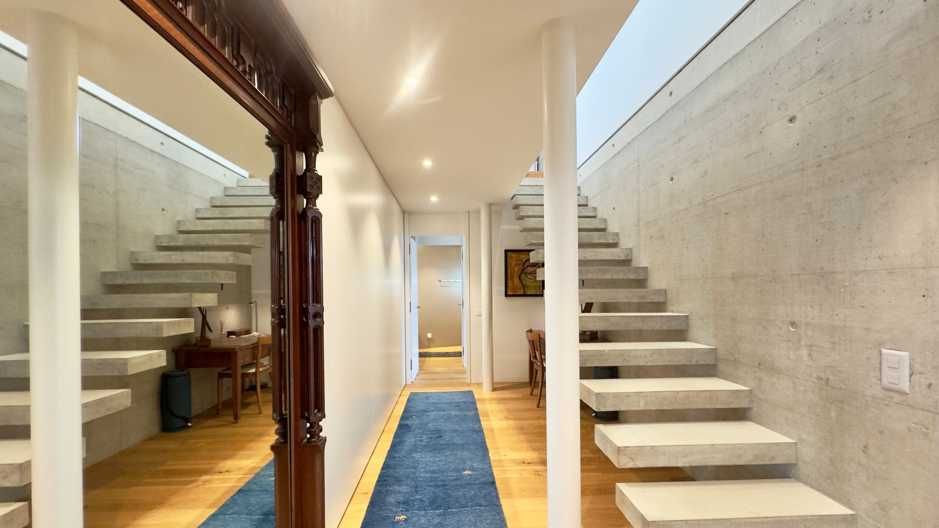 Moderner Treppenflur mit Beton und Holz