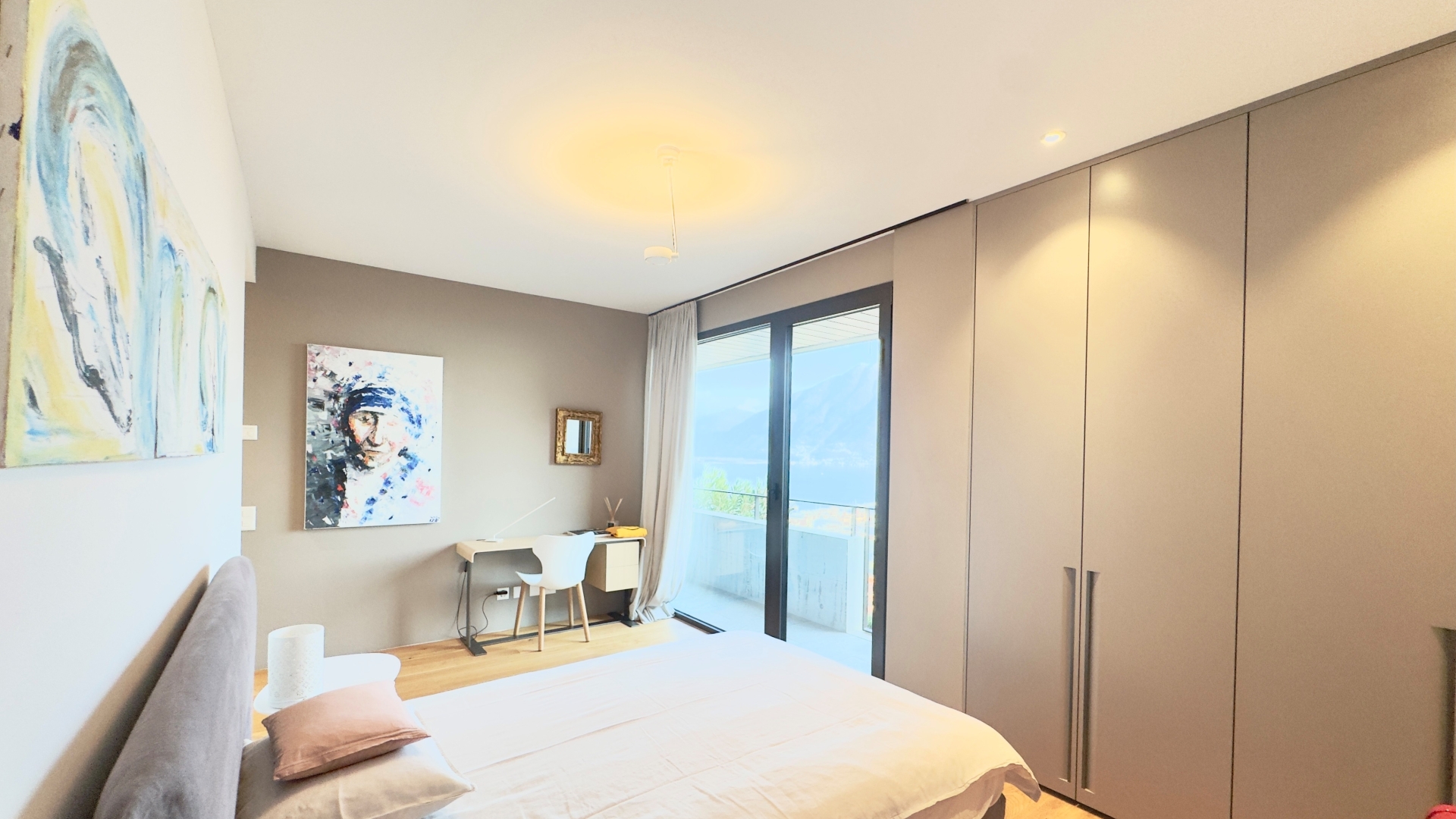 Helles Schlafzimmer mit Balkonblick