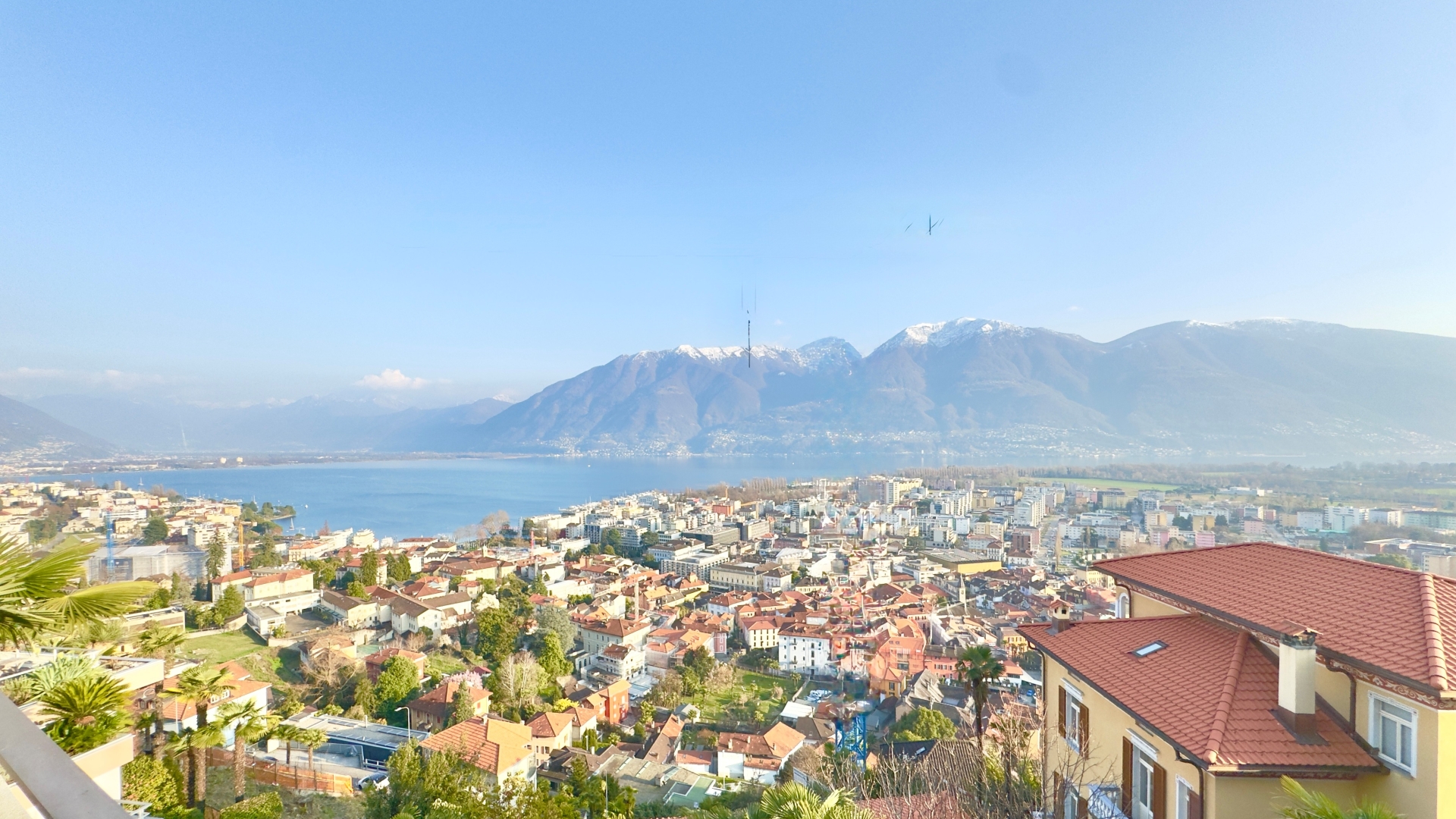 Stadt- und Seeblick mit Bergen