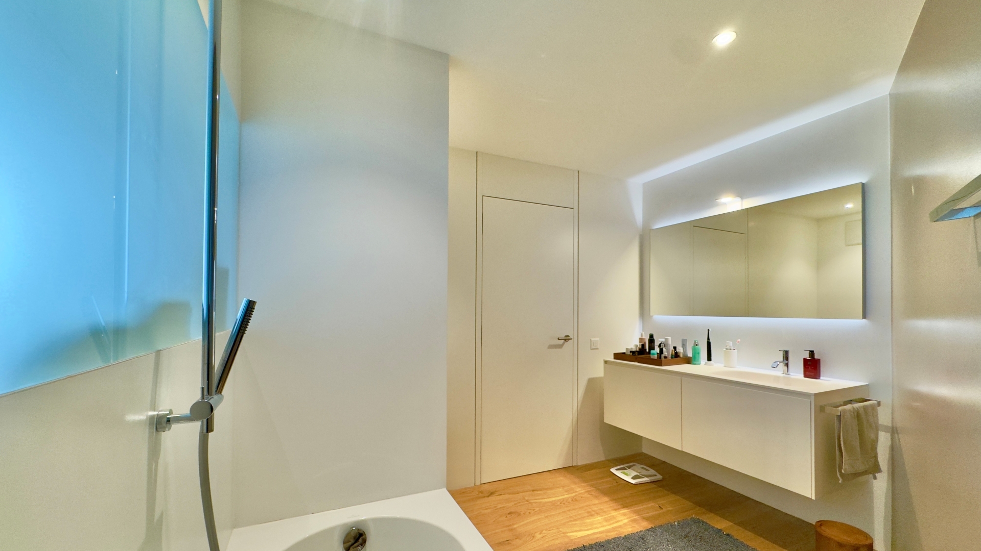 Modernes Badezimmer mit Badewanne und Waschtisch