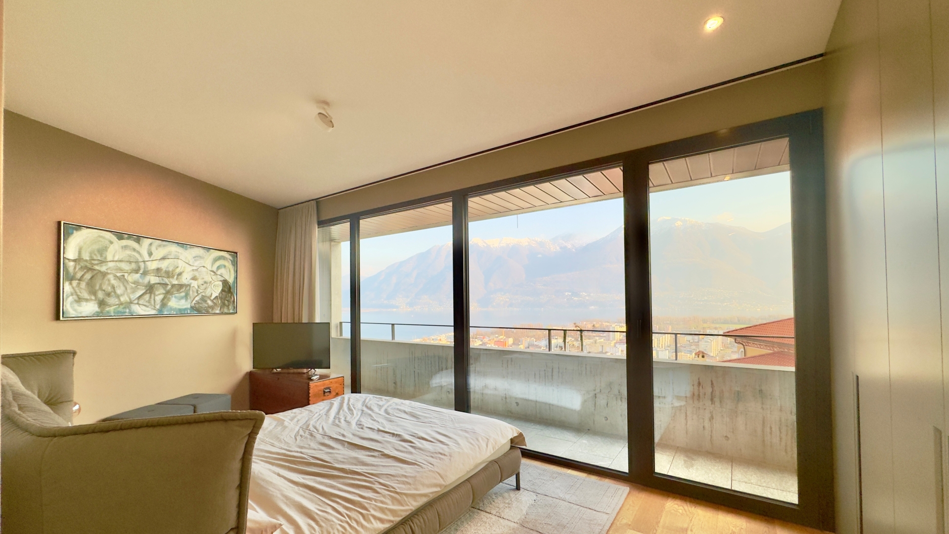 Schlafzimmer mit Balkon- und Bergblick