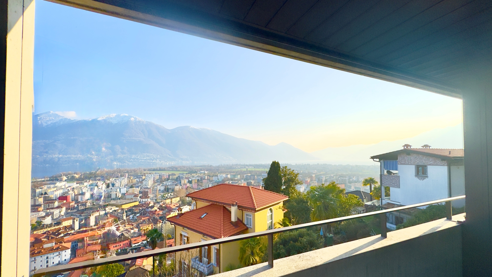 Balkon mit Panoramablick auf Stadt und Berge