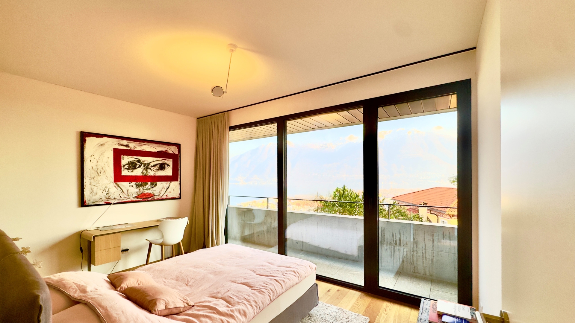 Schlafzimmer mit Balkonzugang