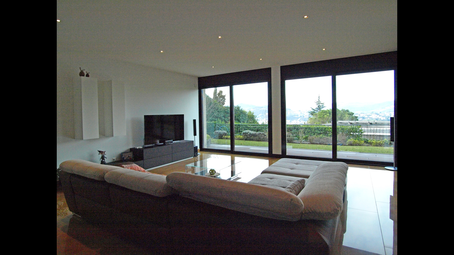 Großzügiges Wohnzimmer mit Panoramafenstern