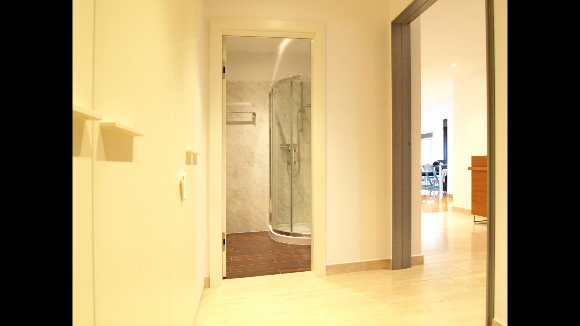 Flur mit Blick ins Badezimmer