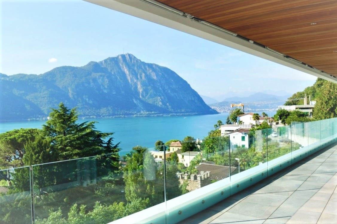 Terrasse mit Seeblick und Bergpanorama