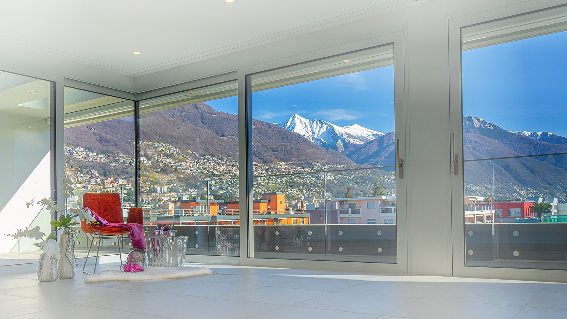 Heller Wohnraum mit Panoramablick auf die Berge