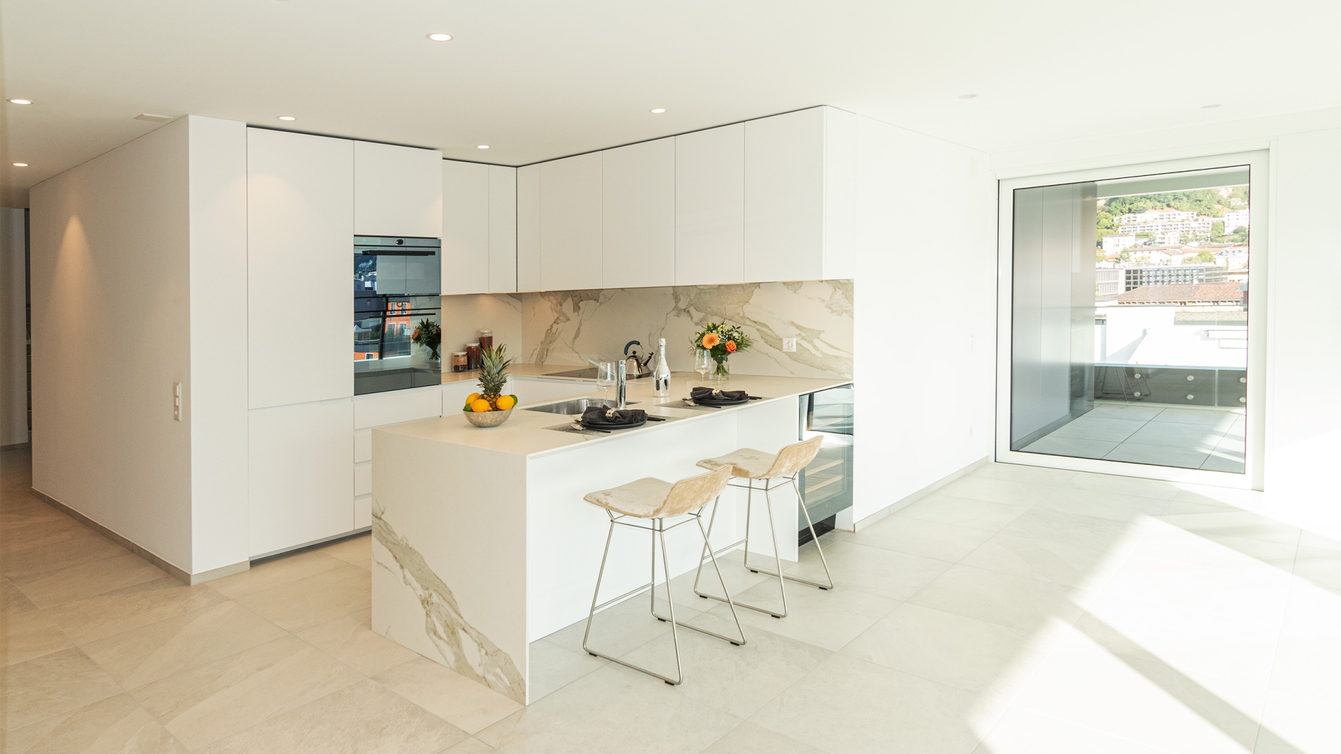 Moderne offene Küche mit Insel und Terrasse