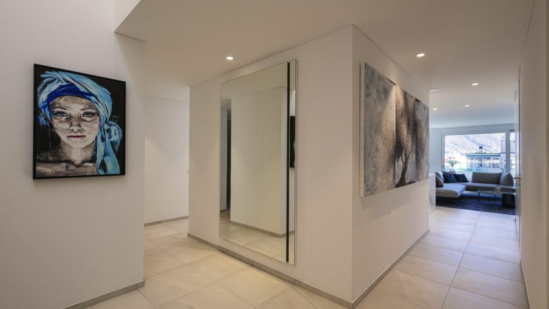 Moderner Flur mit Blick ins Wohnzimmer