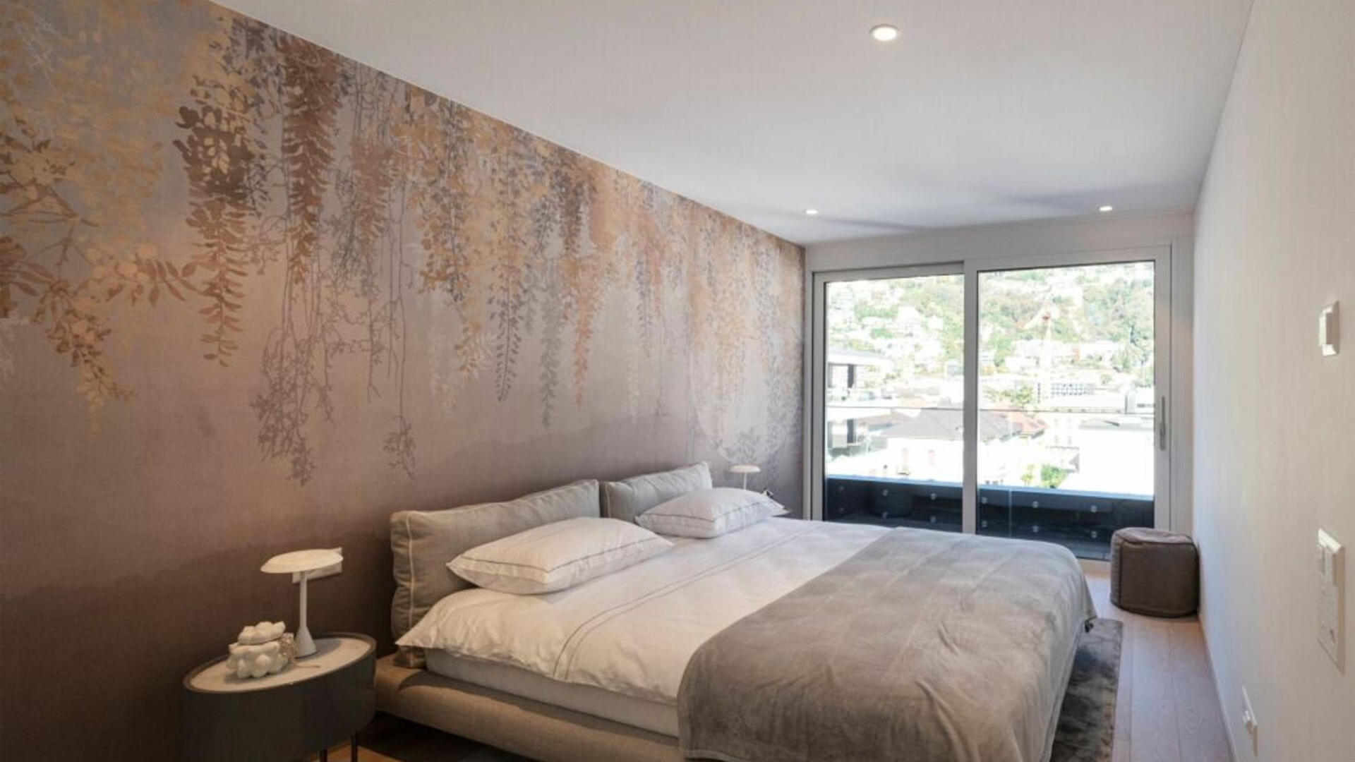 Modernes Schlafzimmer mit Balkonblick