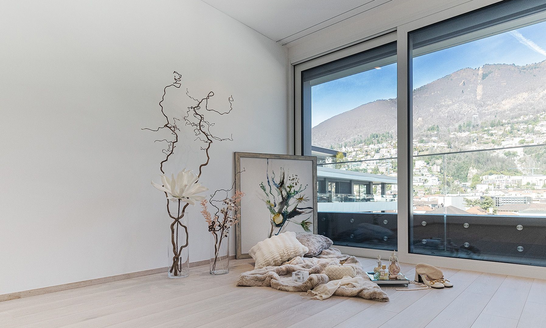 Helle Wohnraum-Ecke mit großem Panoramafenster