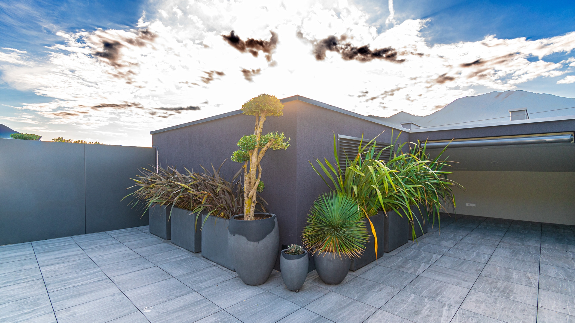 Moderne Dachterrasse mit Pflanzkübeln
