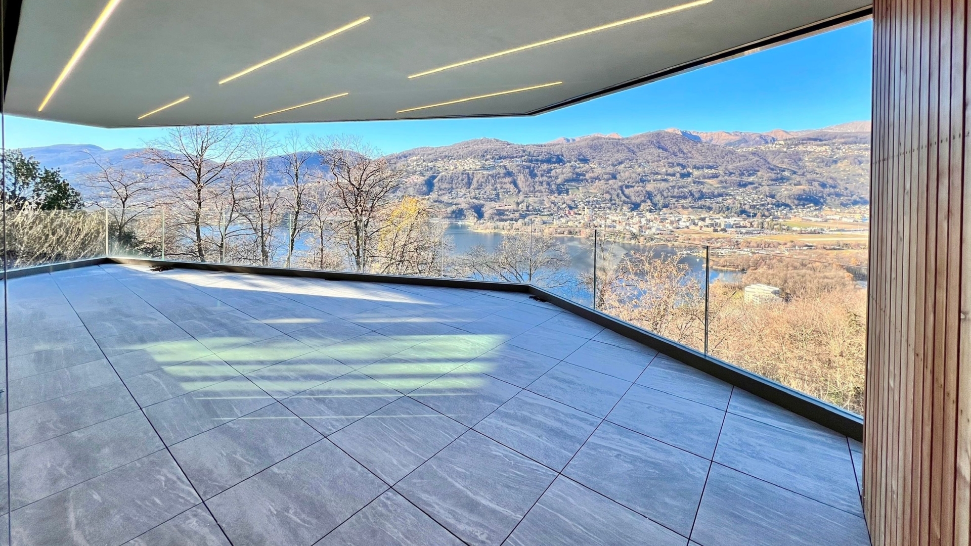 Große moderne Dachterrasse mit Panoramablick