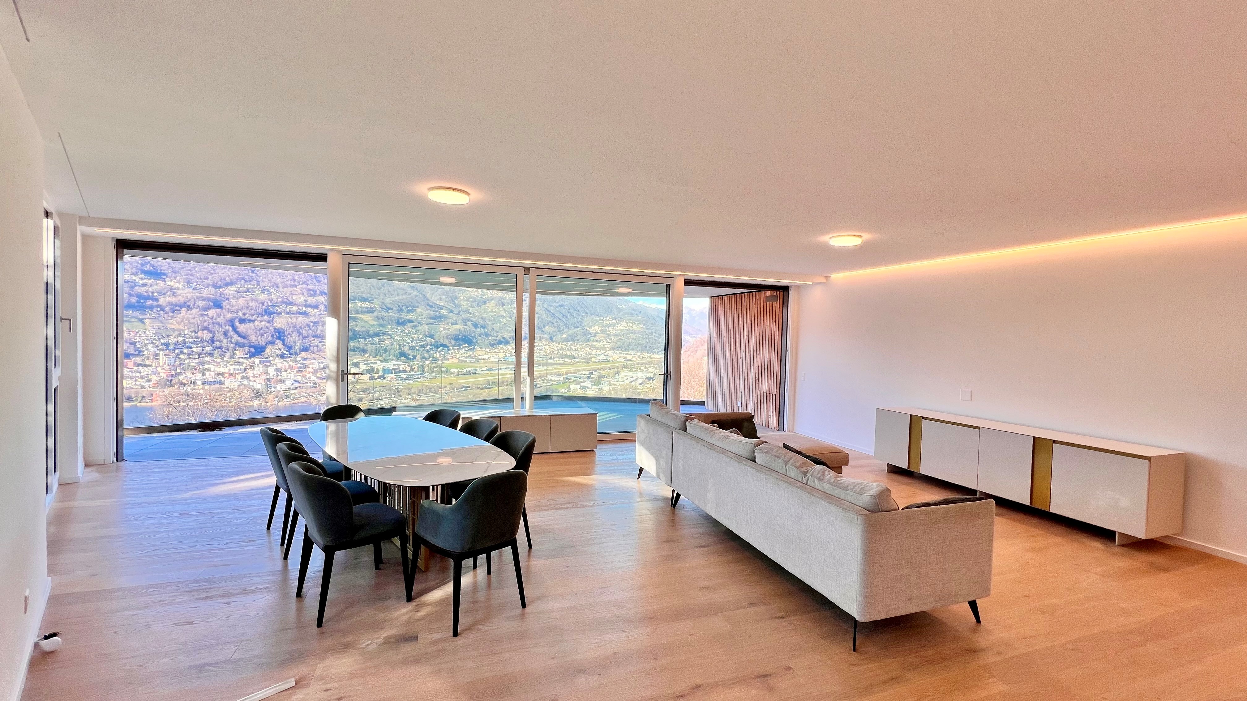 Offener Wohn- und Essbereich mit Panoramablick