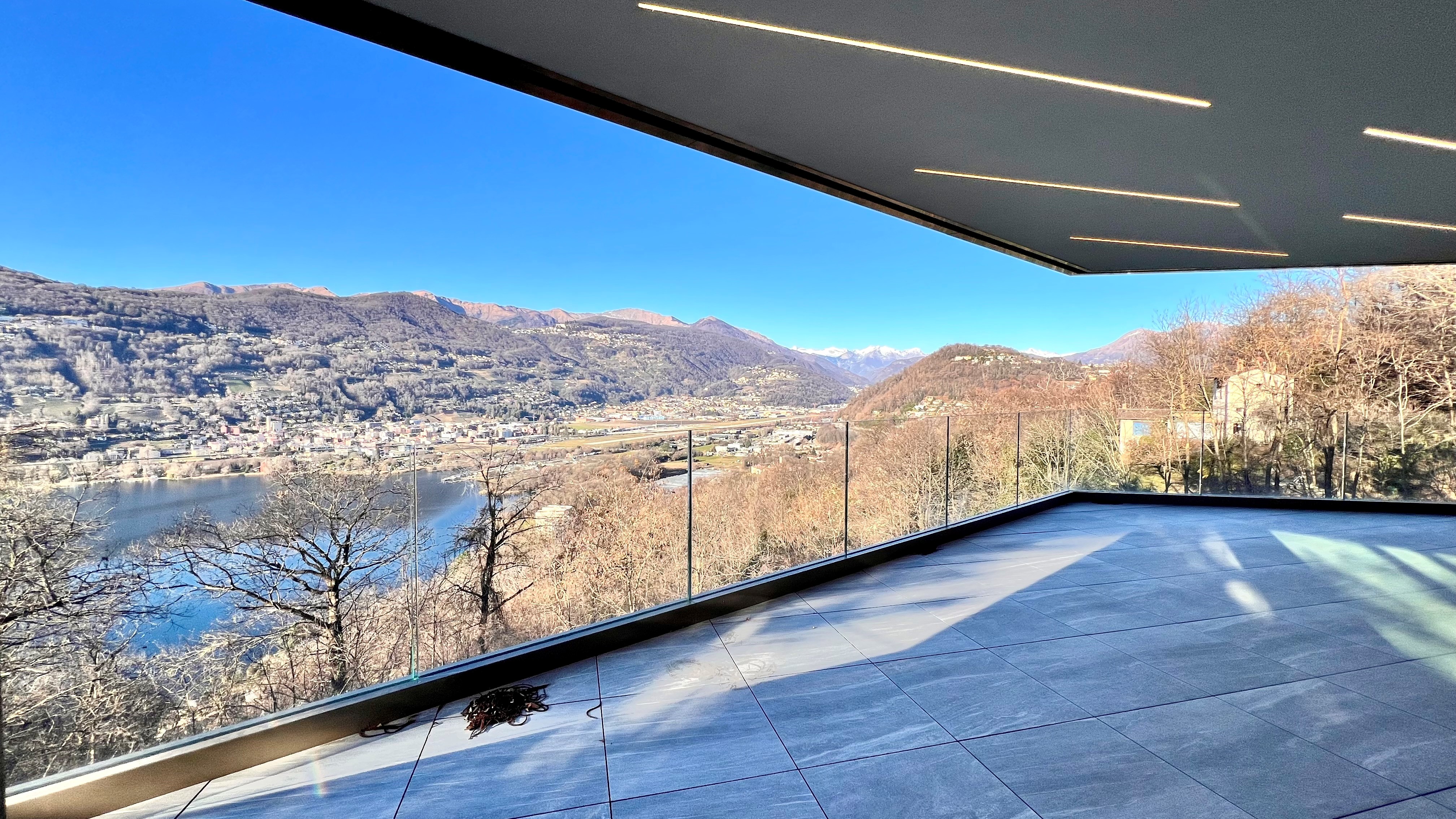 Große überdachte Terrasse mit Panoramablick