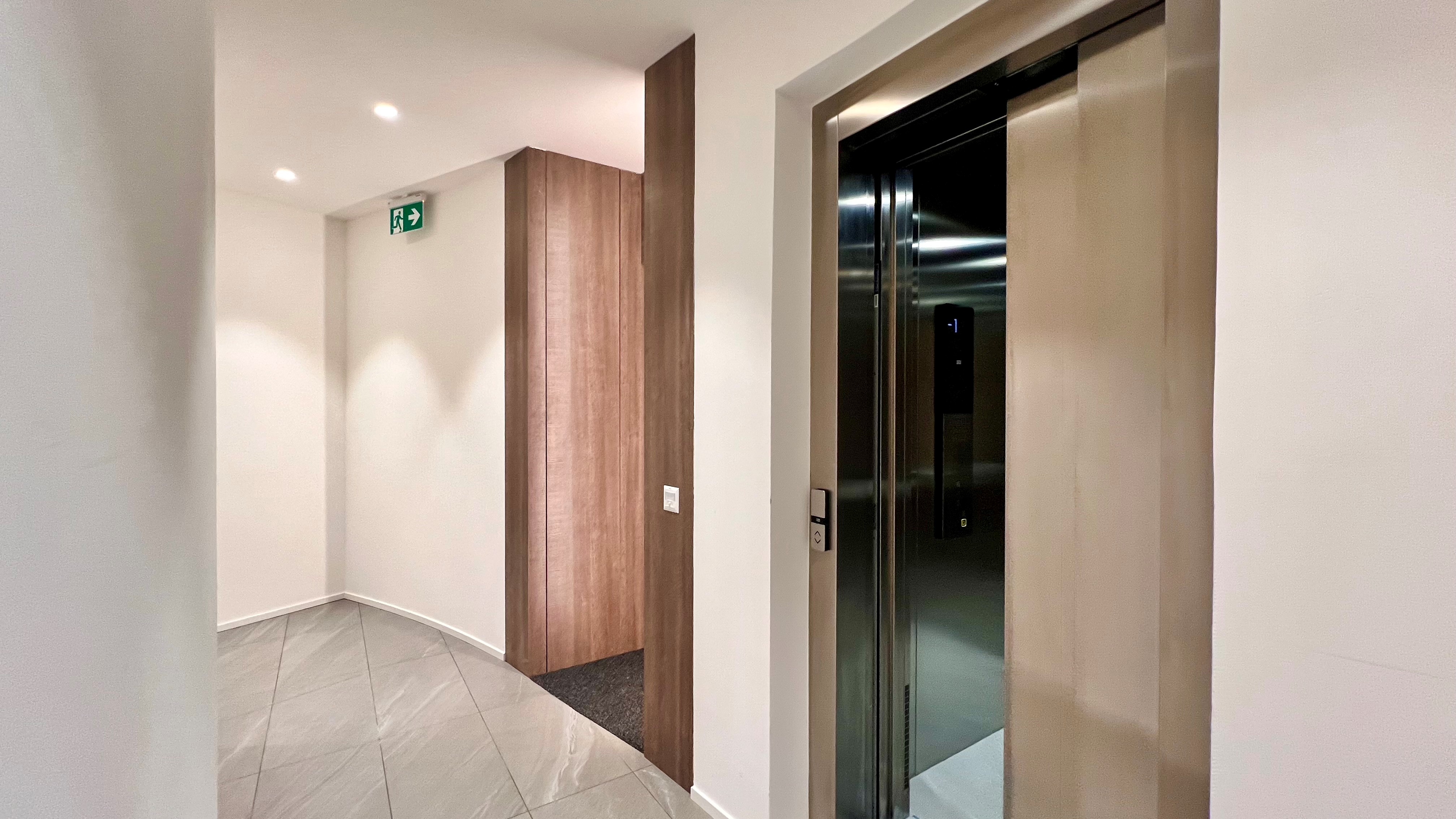 Modernes Aufzugfoyer