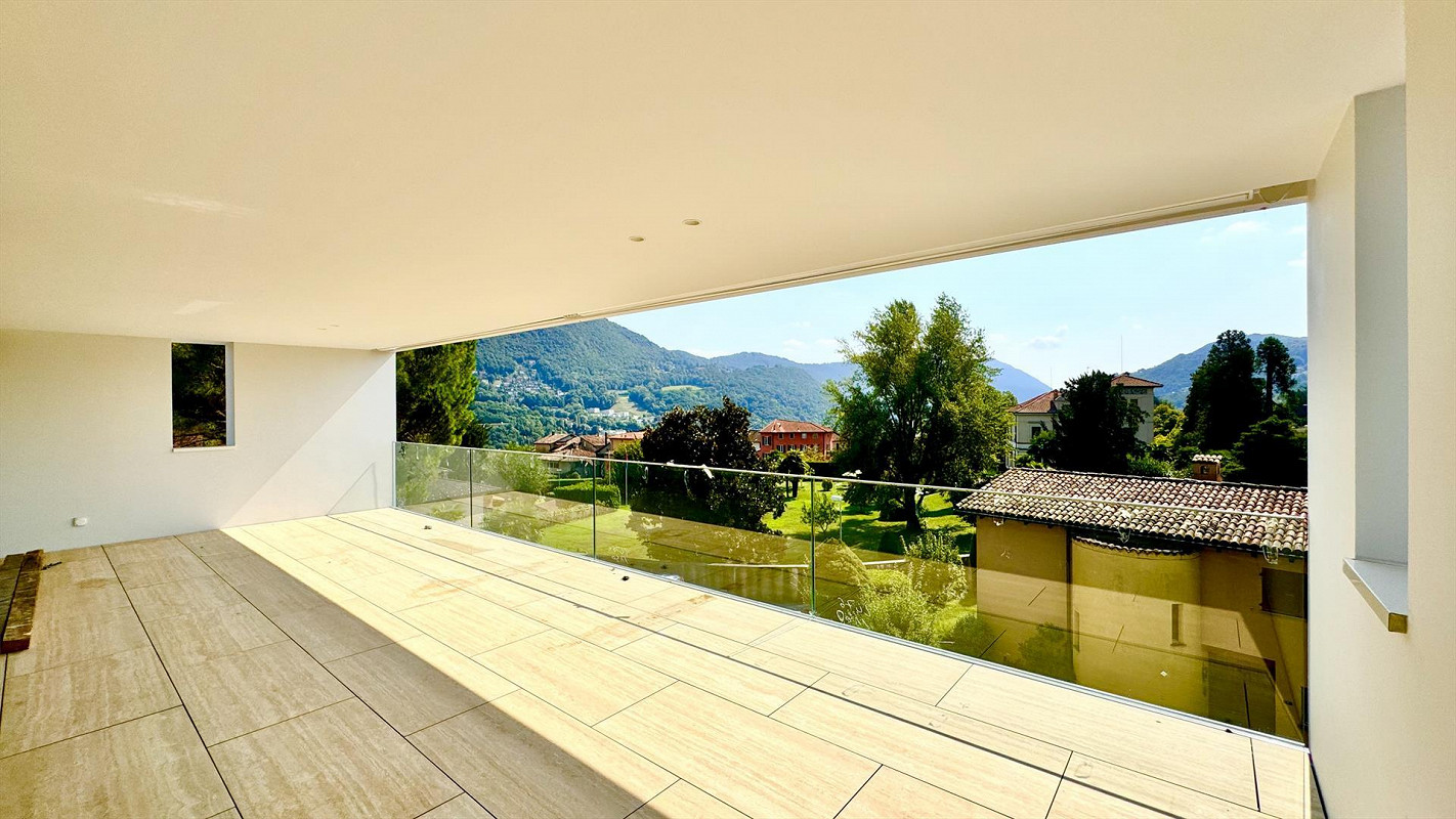 Großzügige überdachte Terrasse mit Panoramablick