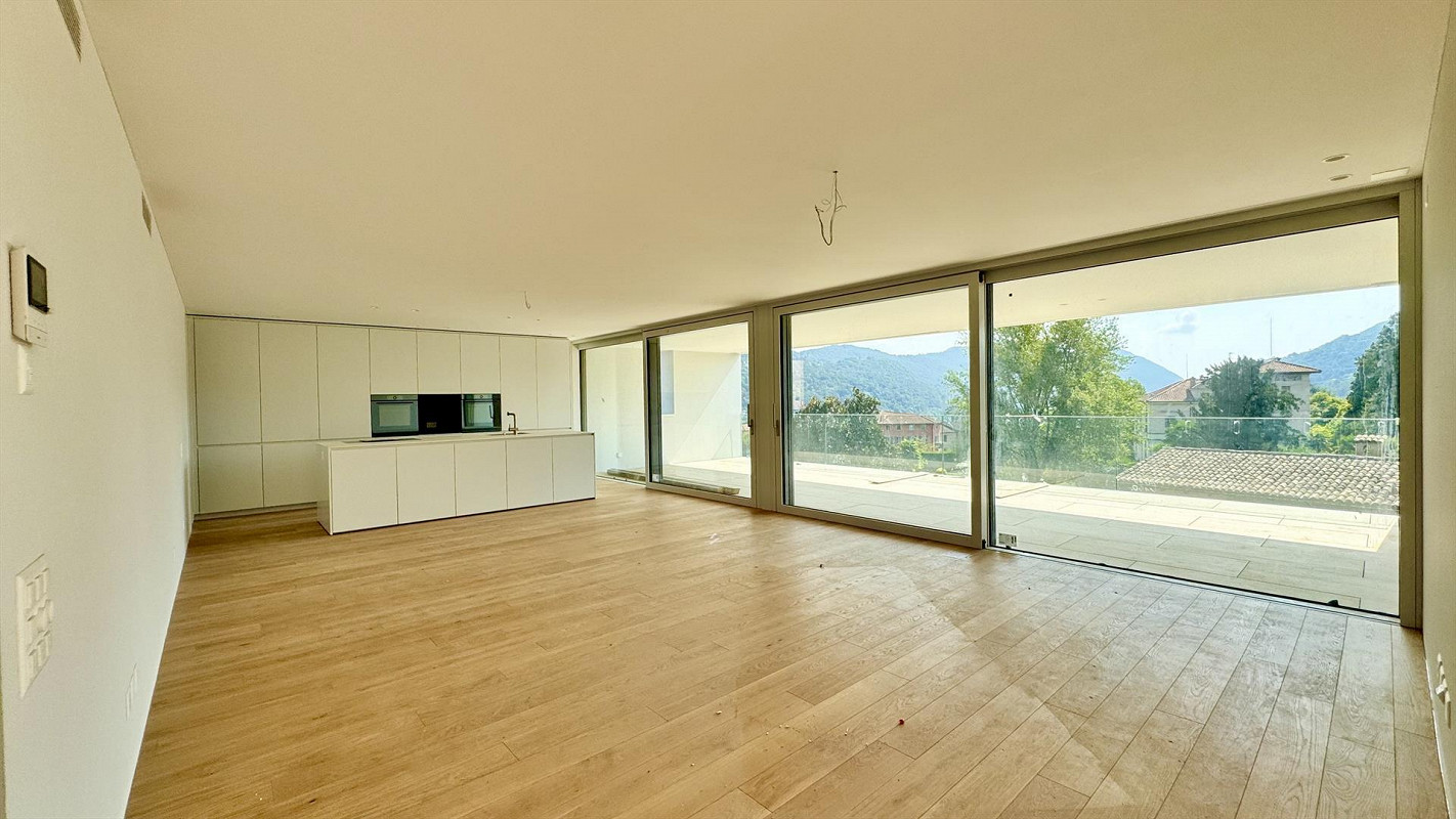 Offener Wohnbereich mit Küchenzeile und Panoramafenstern
