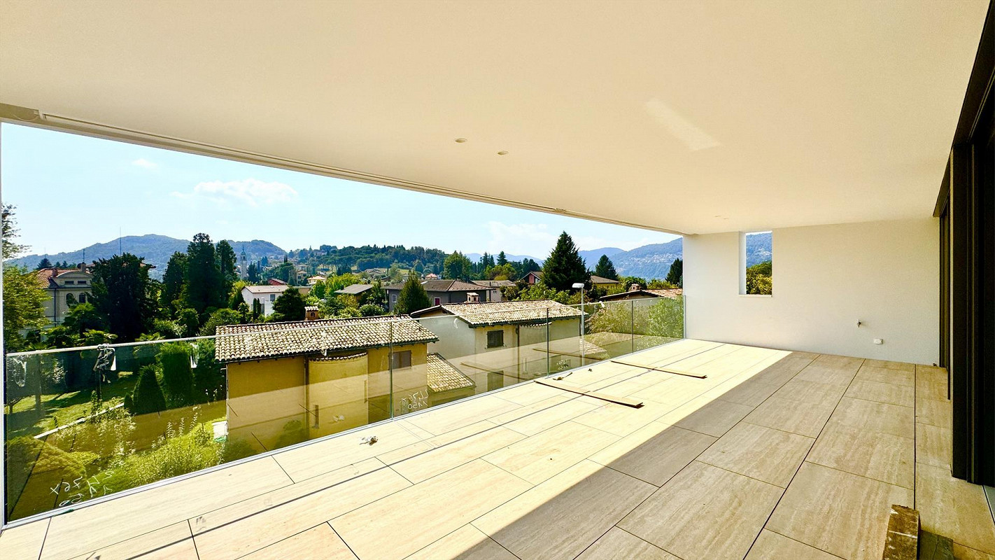 Überdachte Terrasse mit Bergblick