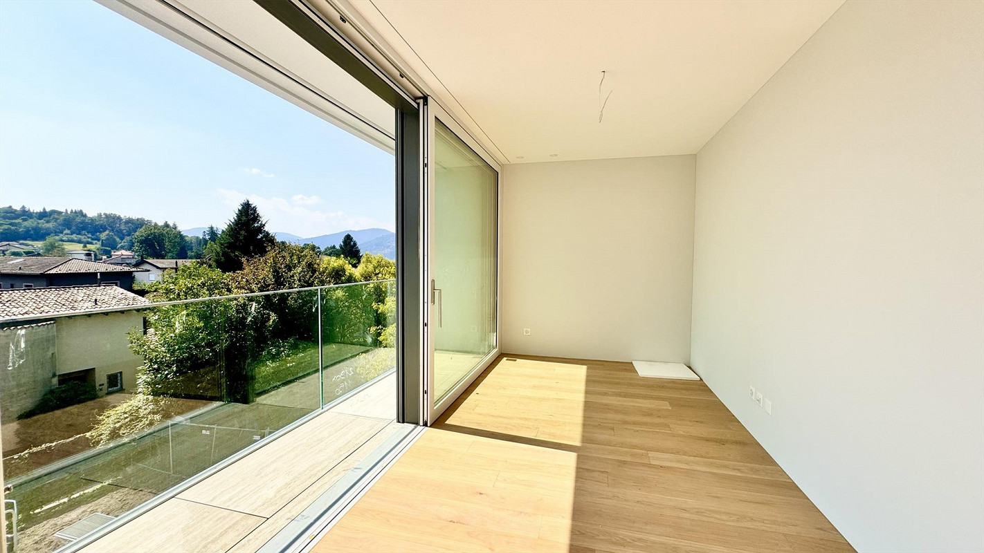 Helles Zimmer mit Balkonblick