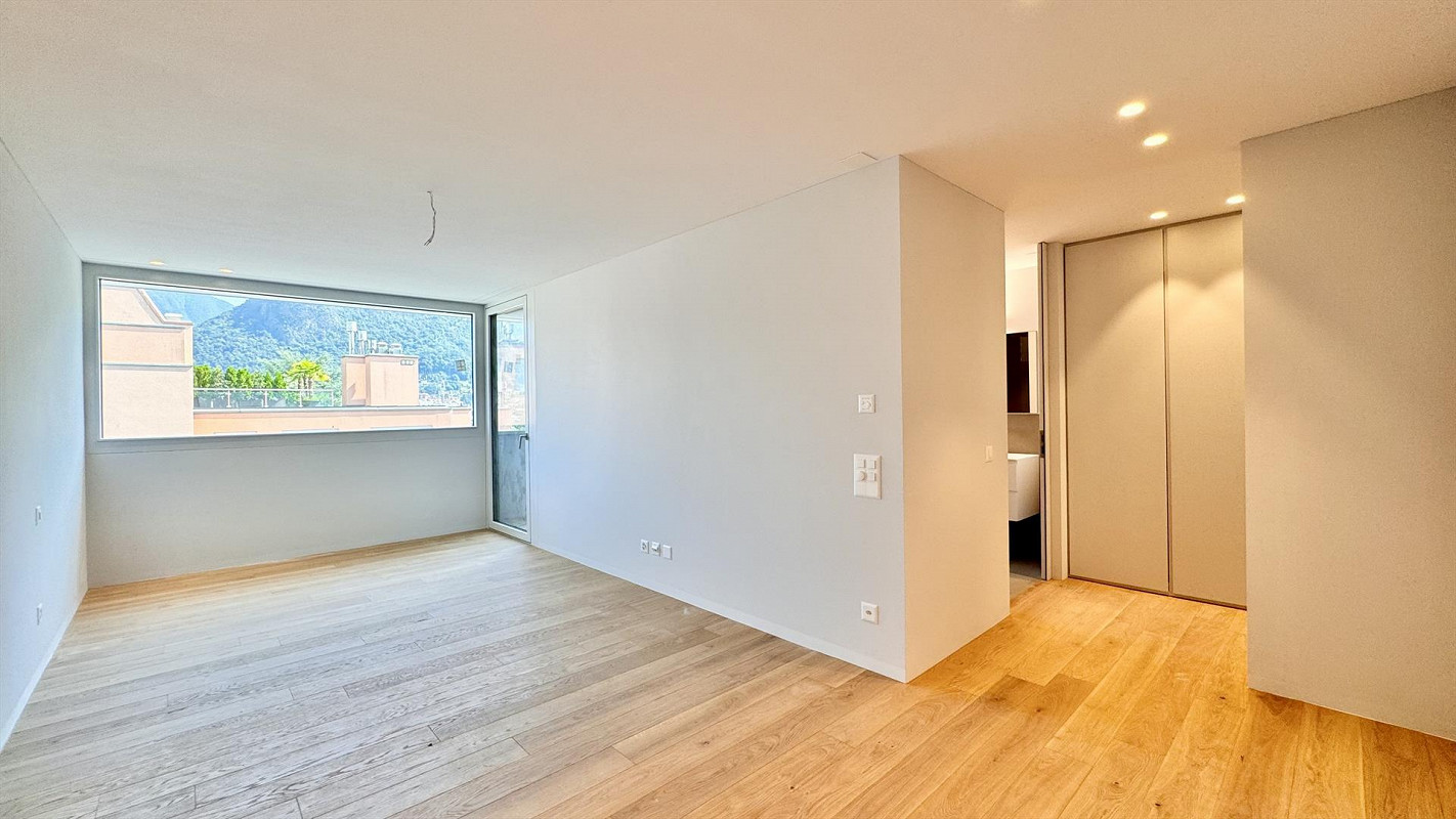 Helles, leeres Schlafzimmer mit Bergblick