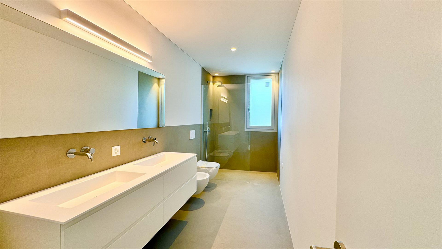 Modernes Badezimmer mit Doppelwaschtisch und Glasdusche