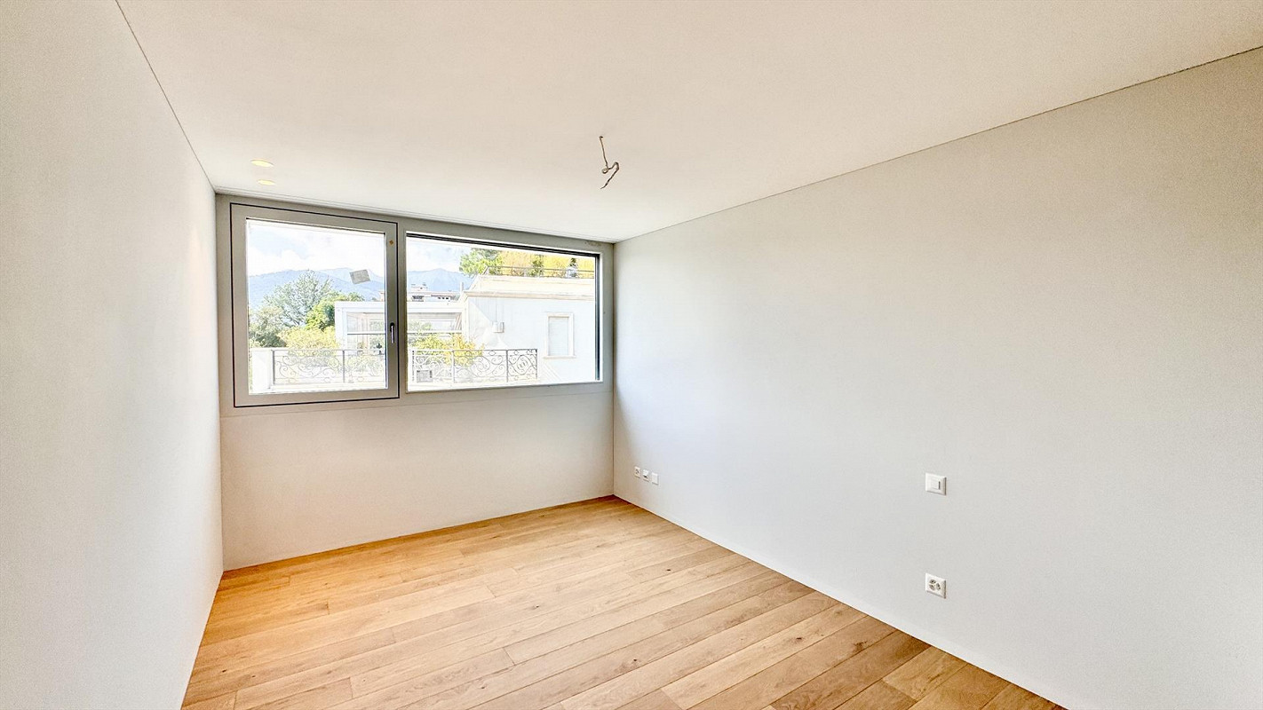 Heller leerer Raum mit großem Fenster