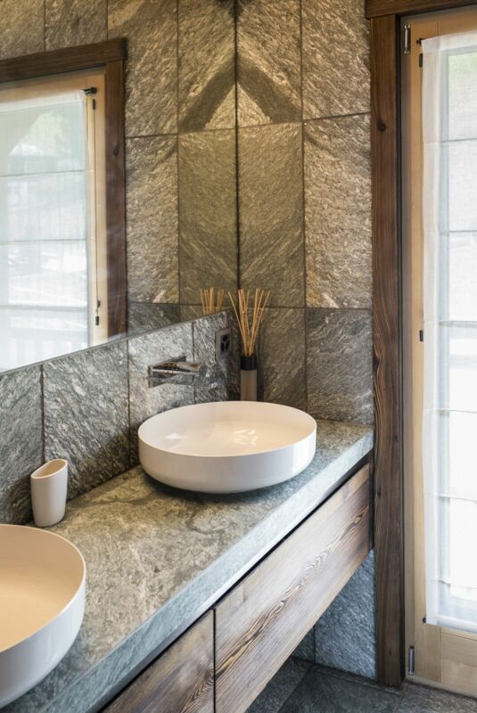 Luxuriöses Bad mit Naturstein und Holz