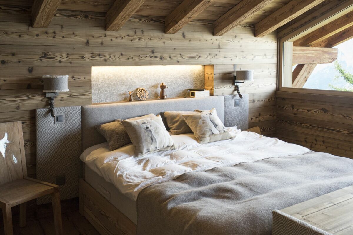 Rustikales Schlafzimmer mit Holzbalken